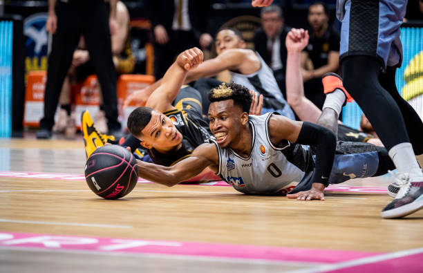 某队门将因 某队门将因